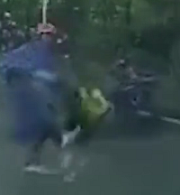 孩子跌落电动车,却被家长踹倒