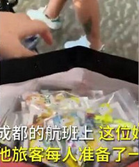 一岁孩子妈妈给同飞机乘客准备耳塞和糖