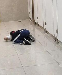 在女厕所看到一个小男孩趴在地上…