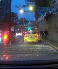 人想害我连跨两个道180度旋转,理解绿色圈车有颗回家奔丧的心