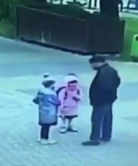老人在公园里猥亵女童,搂住女童对其实施强吻