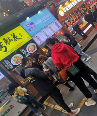 �̵��һ·��Ҫ�Ŷӵ���ʳ�꣬����ϲ�����ļң�