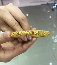 给老妈的生日礼物,花了2万多买了这个黄金大镯子,工艺好精细