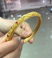 给老妈的生日礼物,花了2万多买了这个黄金大镯子,工艺好精细