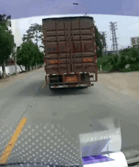 有会车可能的路段禁止超车,如果你是视频车司机,你会怎么处理?