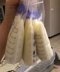 转母乳,母乳太多了,一个人的母乳大概可以供两个娃