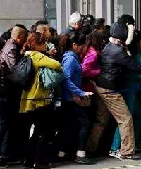 南坪妇幼打疫苗好打挤,想起还要在这里打六年疫苗,我真的想哭