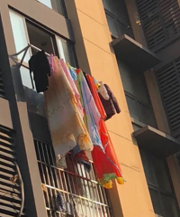 楼上邻居晒衣服被子,弄得我家没有一点阳光,你有这样的邻居吗