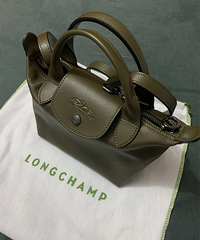 在网上种草的 Longchamp Cuir迷你 墨绿色,越看