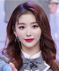 直播中爆粗口的女爱豆和队友相处得不是很愉快,双方团队掐过架
