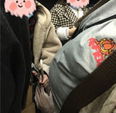 爱心座前的一幕好讽刺