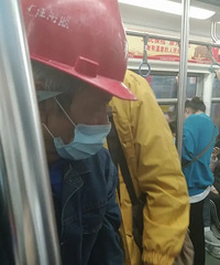 3号线上,2位带安全帽的人跟一小女孩搭讪,被小孩妈妈嫌脏