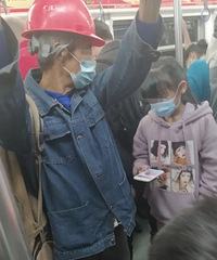 3号线上,2位带安全帽的人跟一小女孩搭讪,被小孩妈妈嫌脏
