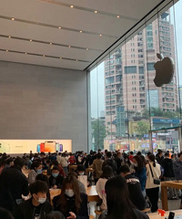 为什么苹果直营店的人总是很多?和华为体验店形成鲜明对比