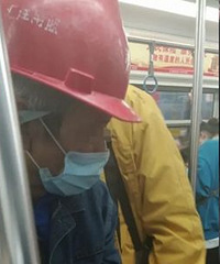 三号线上他们跟女孩搭讪,被女孩妈妈嫌脏