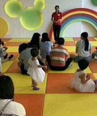上早教课,遇到熊家长因为座位问题要打人,吓得我赶紧带孩子跑