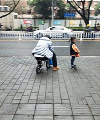 这是谁家的爸爸,快来认领回家“打一顿”
