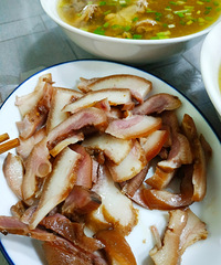 这家鸡汤小店的名字取得超级霸气,烧白和卤肉才卖10块出头