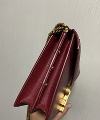 Ysl信封包,红色鱼子酱牛皮金标背上很简洁大方