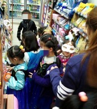 再次被刷新下限,父母带孩子去便利店要糖不给钱,工作人员买的单