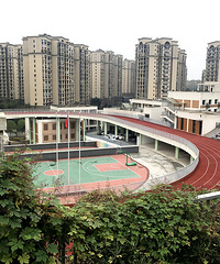 重庆这所小学“3D魔幻”体育场火了,体育场有4层