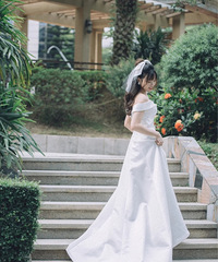被朋友圈问爆的缎面婚纱,就是喜欢这种极简风
