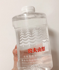 闺蜜说她的宝宝从小喝的都是婴儿水,我看了一下,贵的要100多