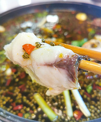 这家美蛙鱼竟然叫“彭于晏”,裹满花椒的鱼虽麻却停不下来