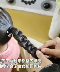 幼儿园男老师获得“最佳梳头奖”,每天为班上17个女孩梳头