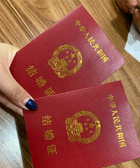 年初在论坛认识他,半年时间我们买房、扯结婚证