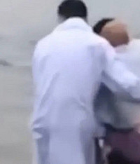 患癌男被背进水中浸泡,能治癌?