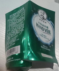 有没有人和我一样,用护手霜最后会剪开它!里面还有一大坨