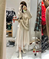 在大融汇买到的羊绒衫上身很舒服,羊毛裤超级显腿长,价格也不贵