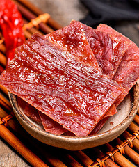 占据零食届半壁江山的猪肉脯、烤肠来开团了