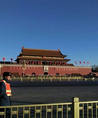 单身一人爬长城碰到陌生女孩来挽我的手,我想她估计是怕摔跤吧