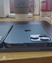 iPhone12maxPro好厚,比iPadPro还要厚