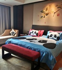 耍熊猫基地,700块住上皇冠假日行政套房,送了海鲜自助