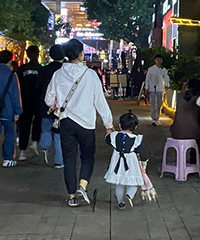 这些小朋友看起好造孽!晚上12点多了还被妈妈带去九街卖花