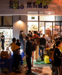 菜鸟驿站开设了快闪活动,搞起了美甲、贴膜,送气球?