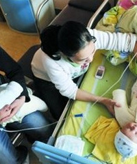 遇到基因变异肌无力的宝宝,2岁不会爬不会走,她妈还怀起第3胎