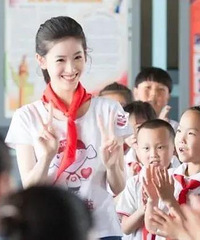 16岁捧着奶茶的章泽天,历经婚变后,成为身家584亿的女富豪