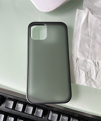 iPhone12手机壳你们用的哪种啊,我这个感觉套上大了一圈