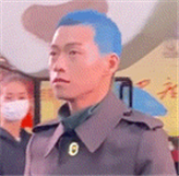 魏大勋染蓝色头发走秀