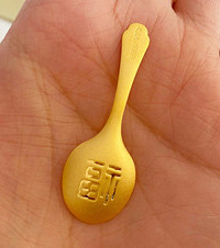 送小侄女的见面礼,周大福的这款小金勺小巧又精致,越看越喜欢