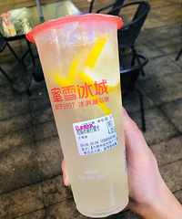 网友都说蜜雪冰城性价比挺高,我也去点了2款试试味道