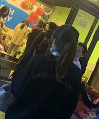 双十一过后,菜鸟驿站生意也太好了吧,我取个快递排了20分钟队