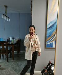 团的九分黑灰色的烟管裤,版型还不错,不显腿粗胯宽