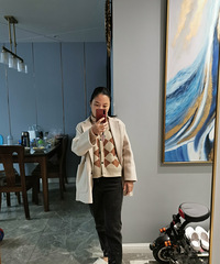 团的九分黑灰色的烟管裤,版型还不错,不显腿粗胯宽