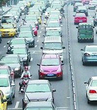 有人说,路上开车慢悠悠的,基本上是10万块钱以内的车?