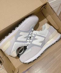 我本年度买到的最嫩运动鞋NB574,喜欢喜欢!!